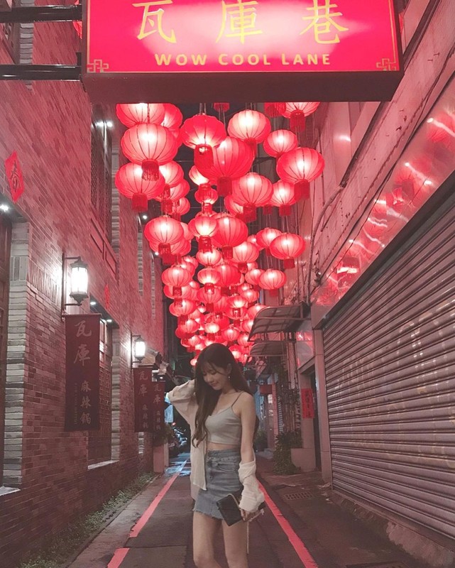 正妹安恬甜美用餐超萌臉蛋與微露事業線超正讓人戀愛-第1章-图片12