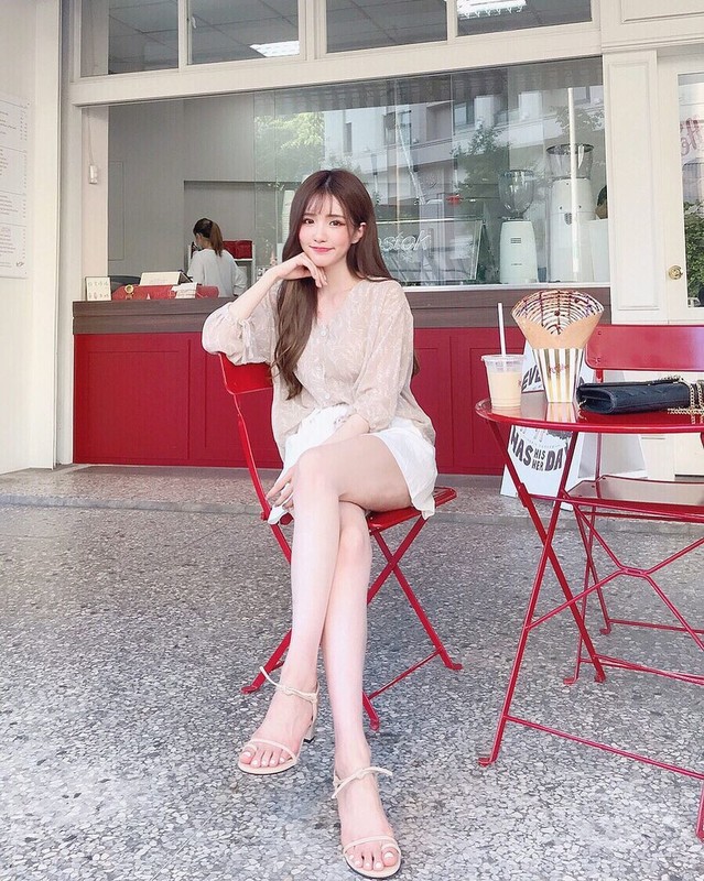 正妹安恬甜美用餐超萌臉蛋與微露事業線超正讓人戀愛-第1章-图片14