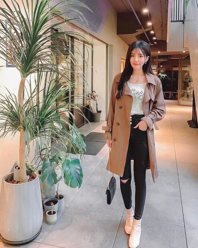 正妹安恬甜美用餐超萌臉蛋與微露事業線超正讓人戀愛-第1章-图片16