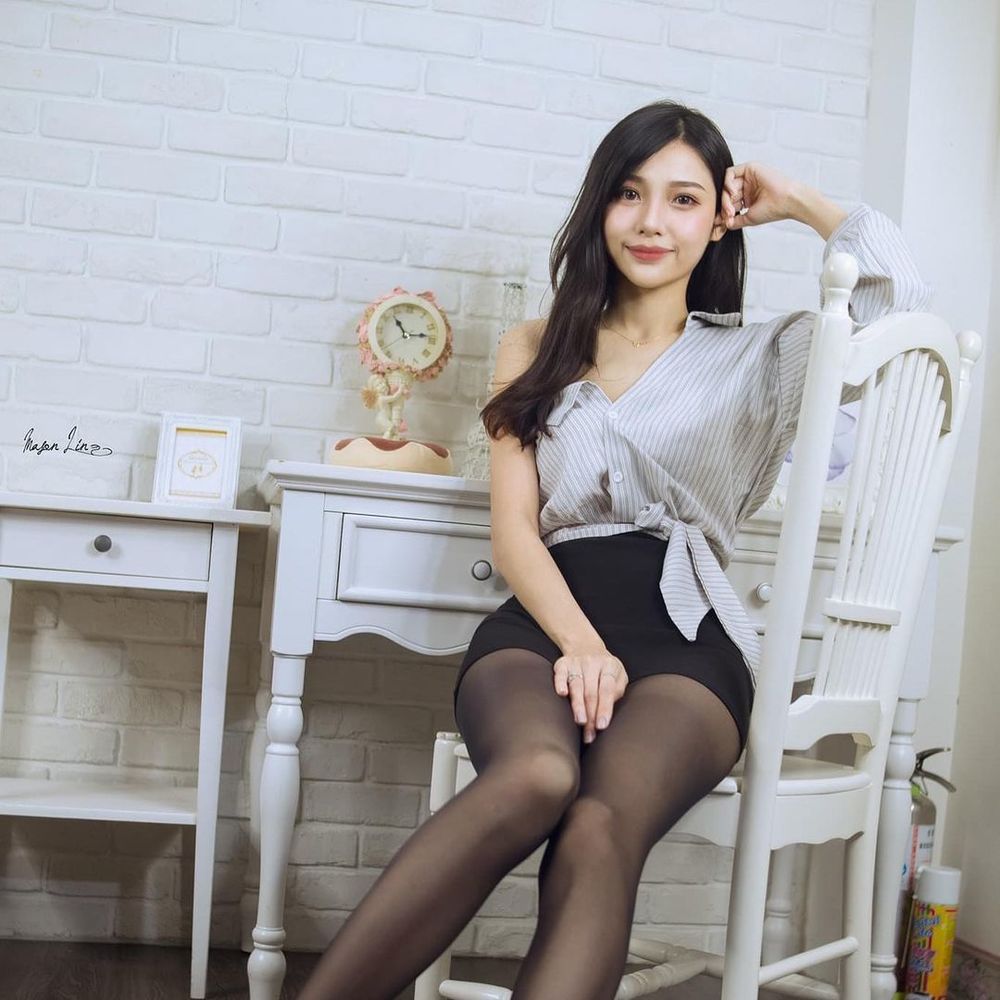 黑絲襪、白襯衫的經典誘惑,「許小葆」甜美長腿女神:就是要給你無限遐想-第1章-图片16