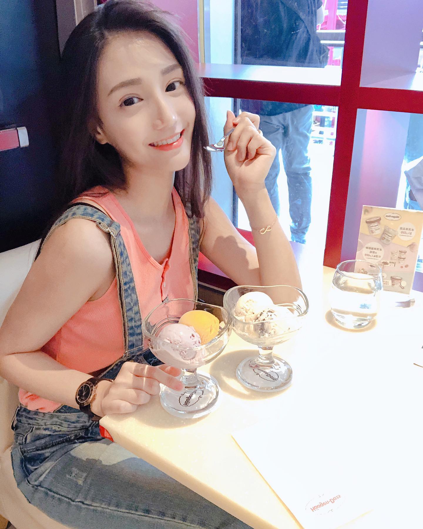 超深邃電眼「嗨底 Heidi Han」長髮飄逸與清純樣貌使人著迷 看她修長的手指這樣渾身酥麻麻-第1章-图片1