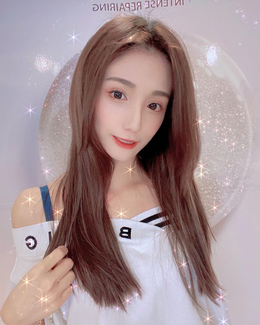 超深邃電眼「嗨底 Heidi Han」長髮飄逸與清純樣貌使人著迷 看她修長的手指這樣渾身酥麻麻-第1章-图片2