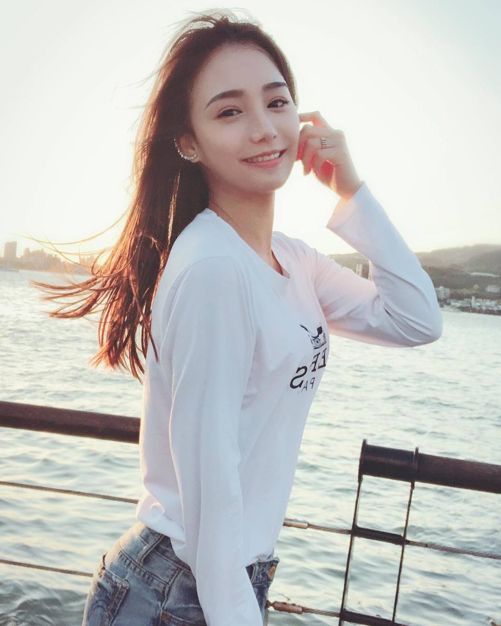 超深邃電眼「嗨底 Heidi Han」長髮飄逸與清純樣貌使人著迷 看她修長的手指這樣渾身酥麻麻-第1章-图片3