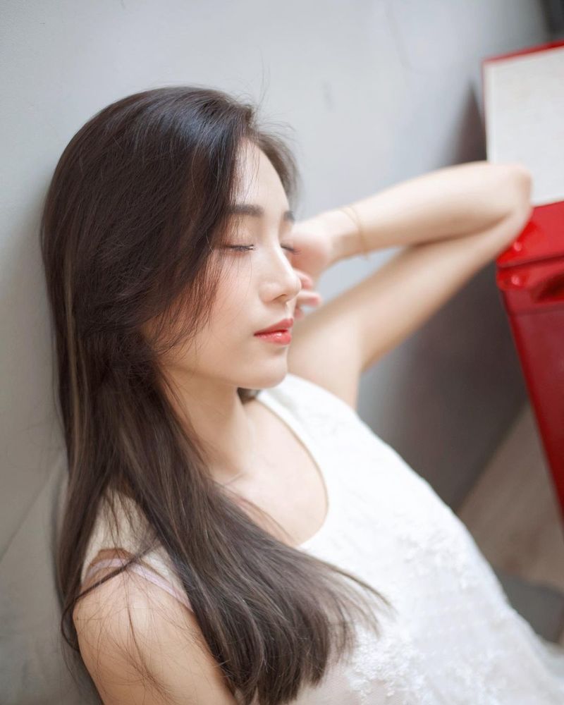 超深邃電眼「嗨底 Heidi Han」長髮飄逸與清純樣貌使人著迷 看她修長的手指這樣渾身酥麻麻-第1章-图片9