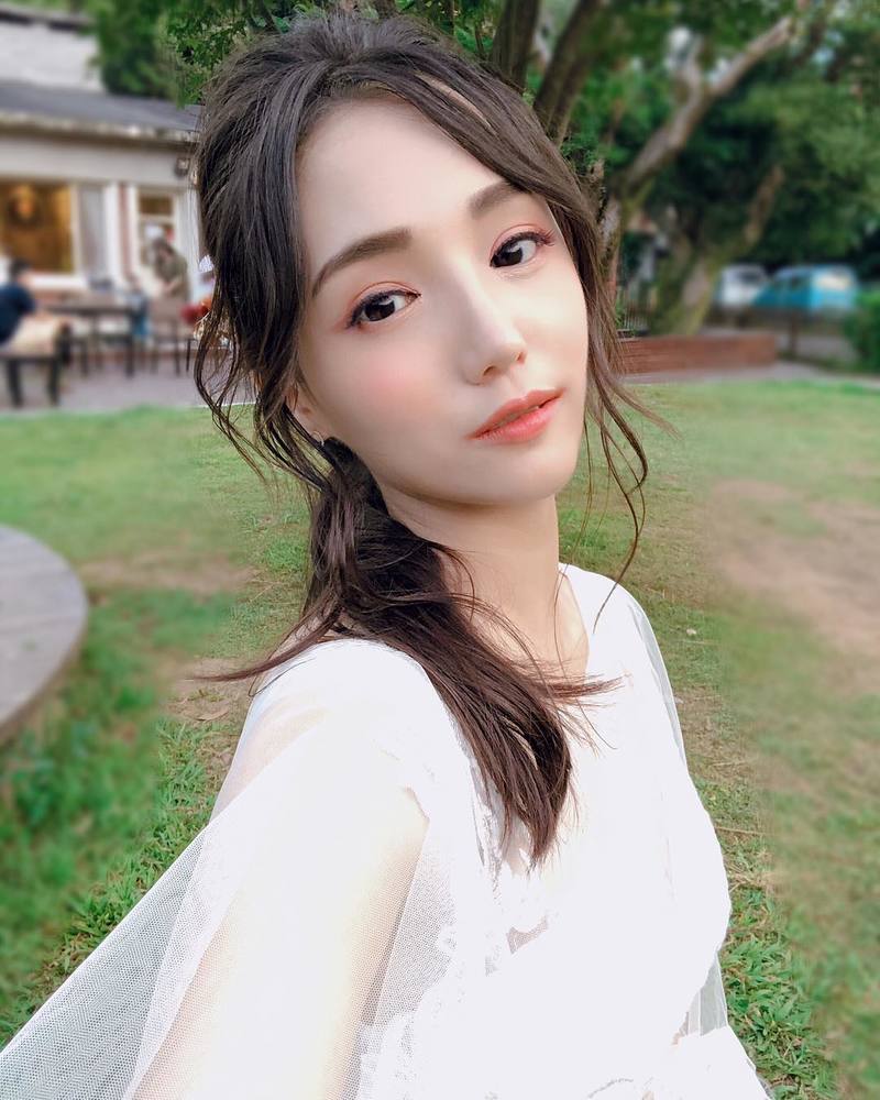 超深邃電眼「嗨底 Heidi Han」長髮飄逸與清純樣貌使人著迷 看她修長的手指這樣渾身酥麻麻-第1章-图片16