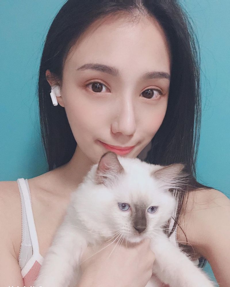 超深邃電眼「嗨底 Heidi Han」長髮飄逸與清純樣貌使人著迷 看她修長的手指這樣渾身酥麻麻-第1章-图片28