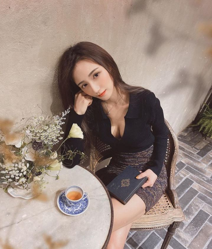 深邃電眼會勾人！氣質滿滿「飄逸長髮+纖細身材」讓人戀愛：這笑容沒缺點！-第1章-图片3