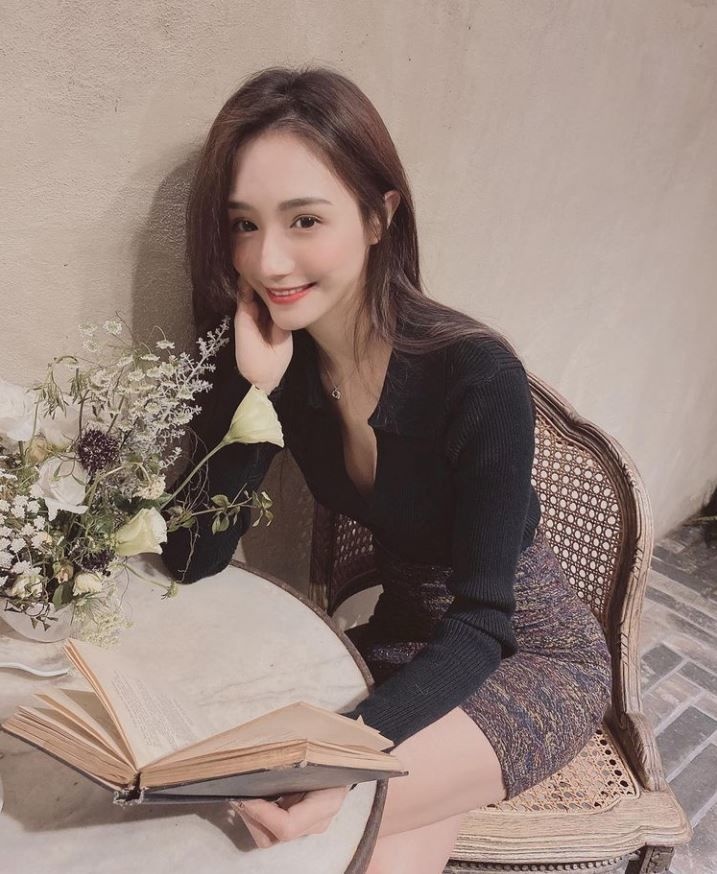 深邃電眼會勾人！氣質滿滿「飄逸長髮+纖細身材」讓人戀愛：這笑容沒缺點！-第1章-图片4