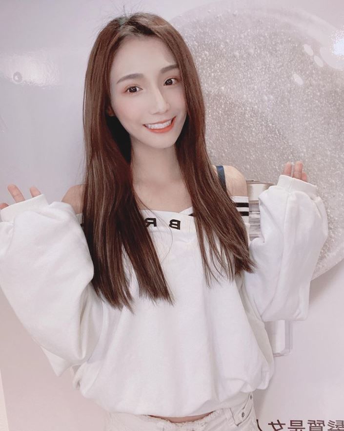 深邃電眼會勾人！氣質滿滿「飄逸長髮+纖細身材」讓人戀愛：這笑容沒缺點！-第1章-图片5