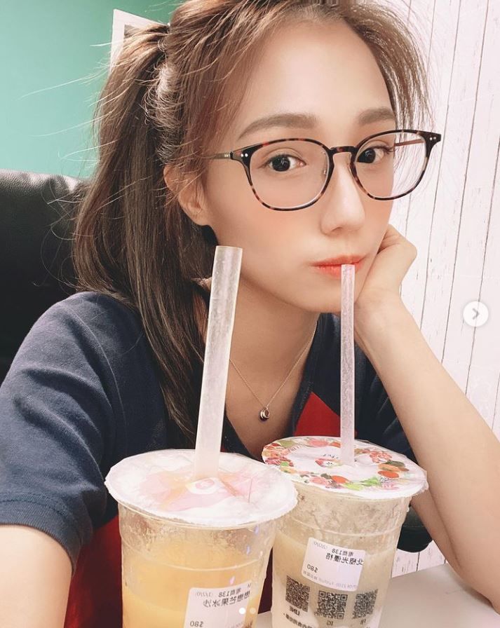 深邃電眼會勾人！氣質滿滿「飄逸長髮+纖細身材」讓人戀愛：這笑容沒缺點！-第1章-图片9