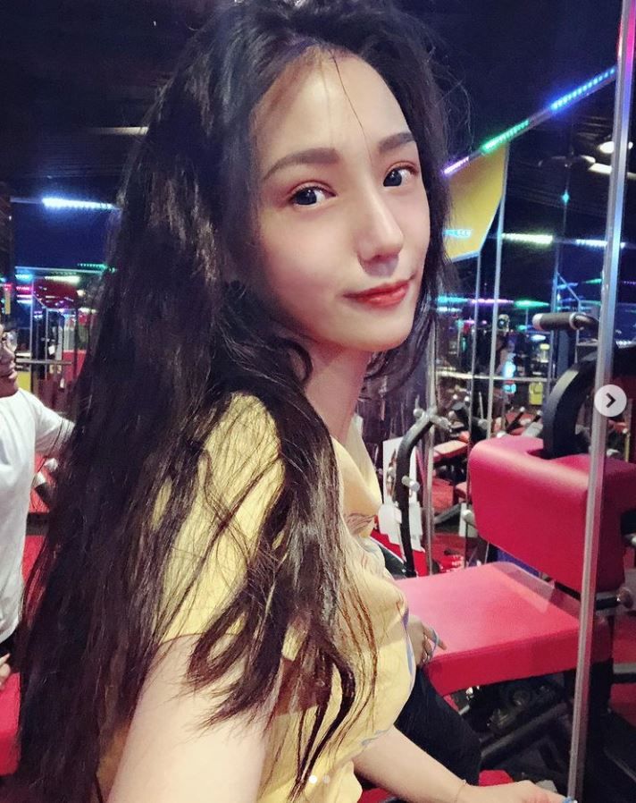 深邃電眼會勾人！氣質滿滿「飄逸長髮+纖細身材」讓人戀愛：這笑容沒缺點！-第1章-图片10