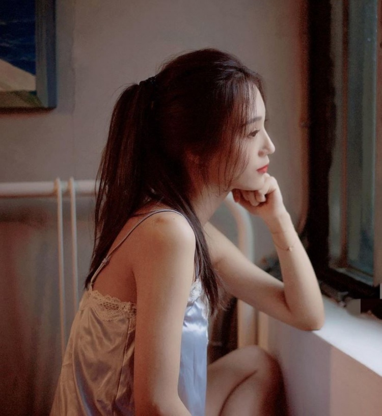 深邃電眼會勾人！氣質滿滿「飄逸長髮+纖細身材」讓人戀愛：這笑容沒缺點！-第1章-图片12