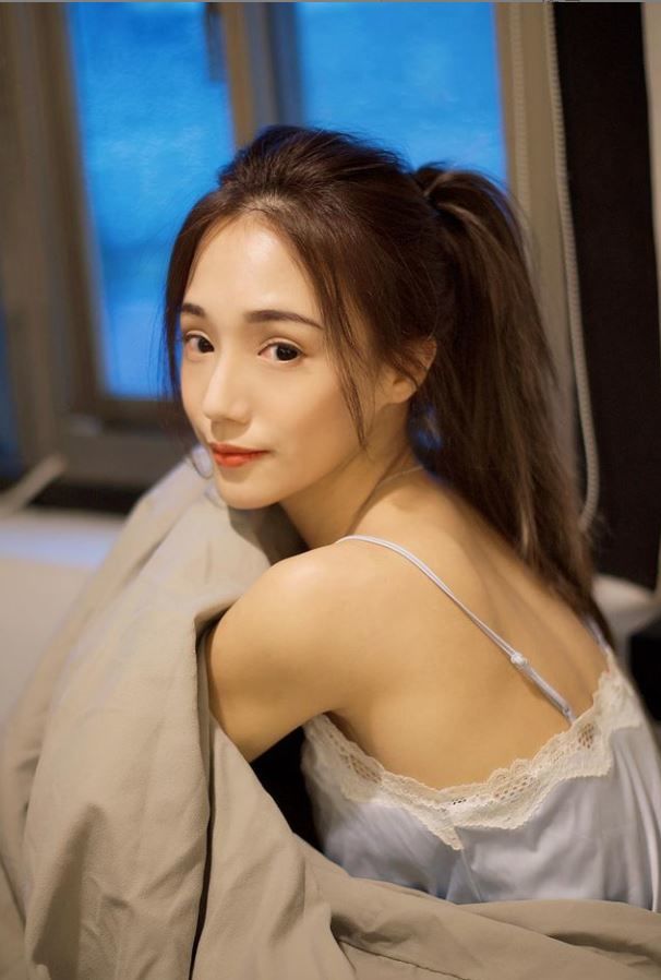 深邃電眼會勾人！氣質滿滿「飄逸長髮+纖細身材」讓人戀愛：這笑容沒缺點！-第1章-图片13