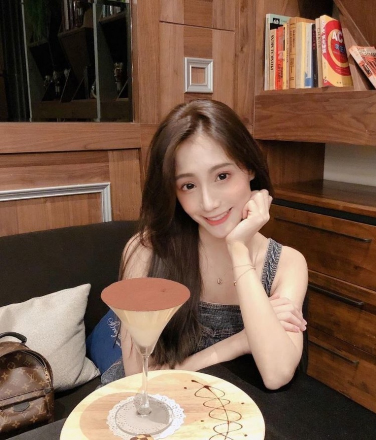 深邃電眼會勾人！氣質滿滿「飄逸長髮+纖細身材」讓人戀愛：這笑容沒缺點！-第1章-图片15