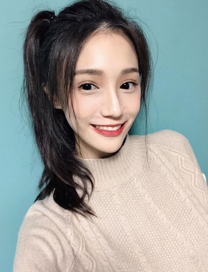 深邃電眼會勾人！氣質滿滿「飄逸長髮+纖細身材」讓人戀愛：這笑容沒缺點！-第1章-图片19