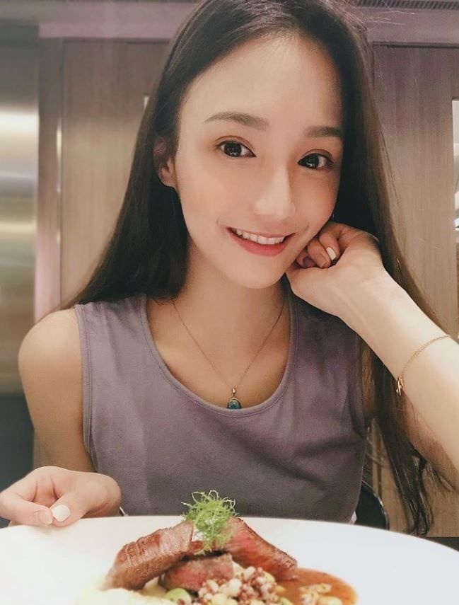 深邃電眼會勾人！氣質滿滿「飄逸長髮+纖細身材」讓人戀愛：這笑容沒缺點！-第1章-图片22