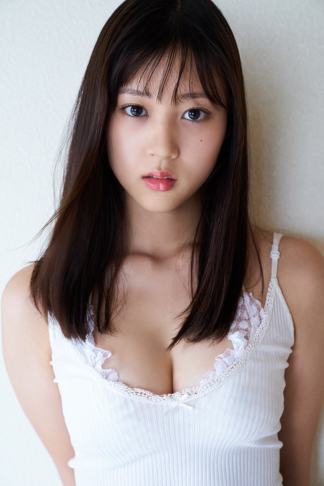 日本E奶寫真大物新人 光野有菜 飽滿「胸器」正面解放!