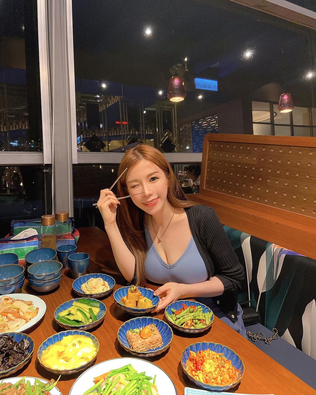 「美乳正妹」吉寶甜笑秀半顆雪球，側身白嫩肌膚露出！-第1章-图片5