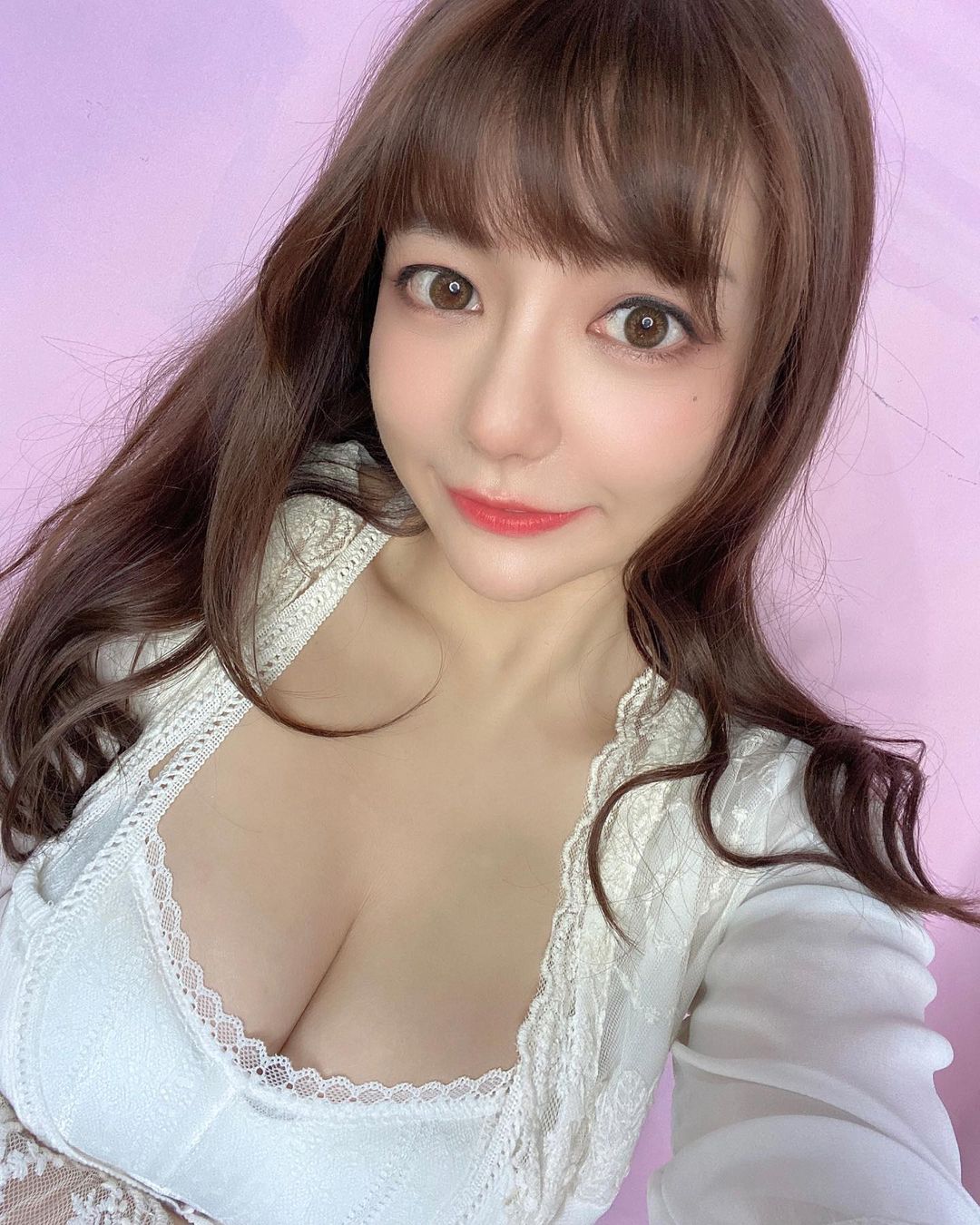 「大眼正妹OL」休假逛貓咪餐酒館，低胸襯衫炸出「豐滿雙球」!!!!~優熙 Yukina-第1章-图片3