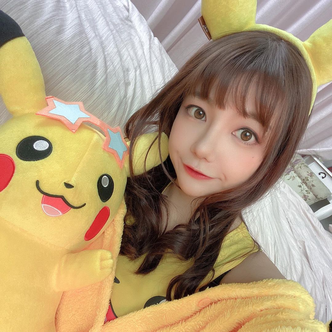 「大眼正妹OL」休假逛貓咪餐酒館，低胸襯衫炸出「豐滿雙球」!!!!~優熙 Yukina-第1章-图片5