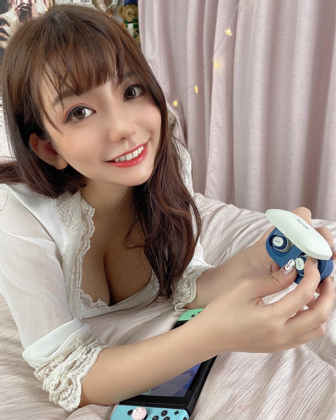 「大眼正妹OL」休假逛貓咪餐酒館，低胸襯衫炸出「豐滿雙球」!!!!~優熙 Yukina-第1章-图片6