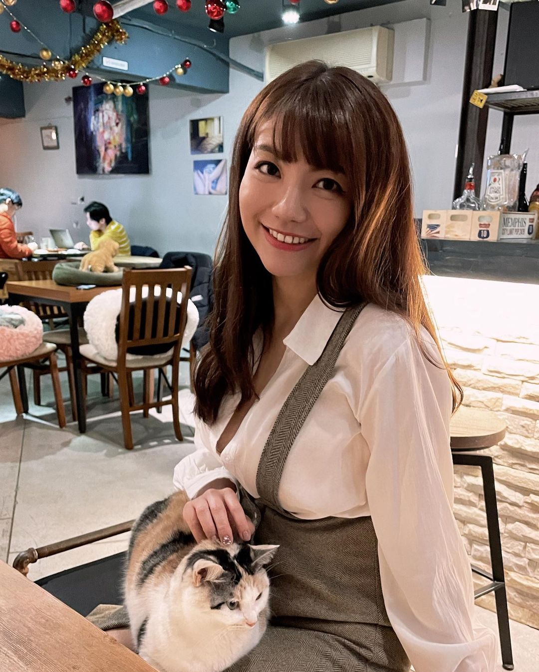 「大眼正妹OL」休假逛貓咪餐酒館，低胸襯衫炸出「豐滿雙球」!!!!~優熙 Yukina-第1章-图片10