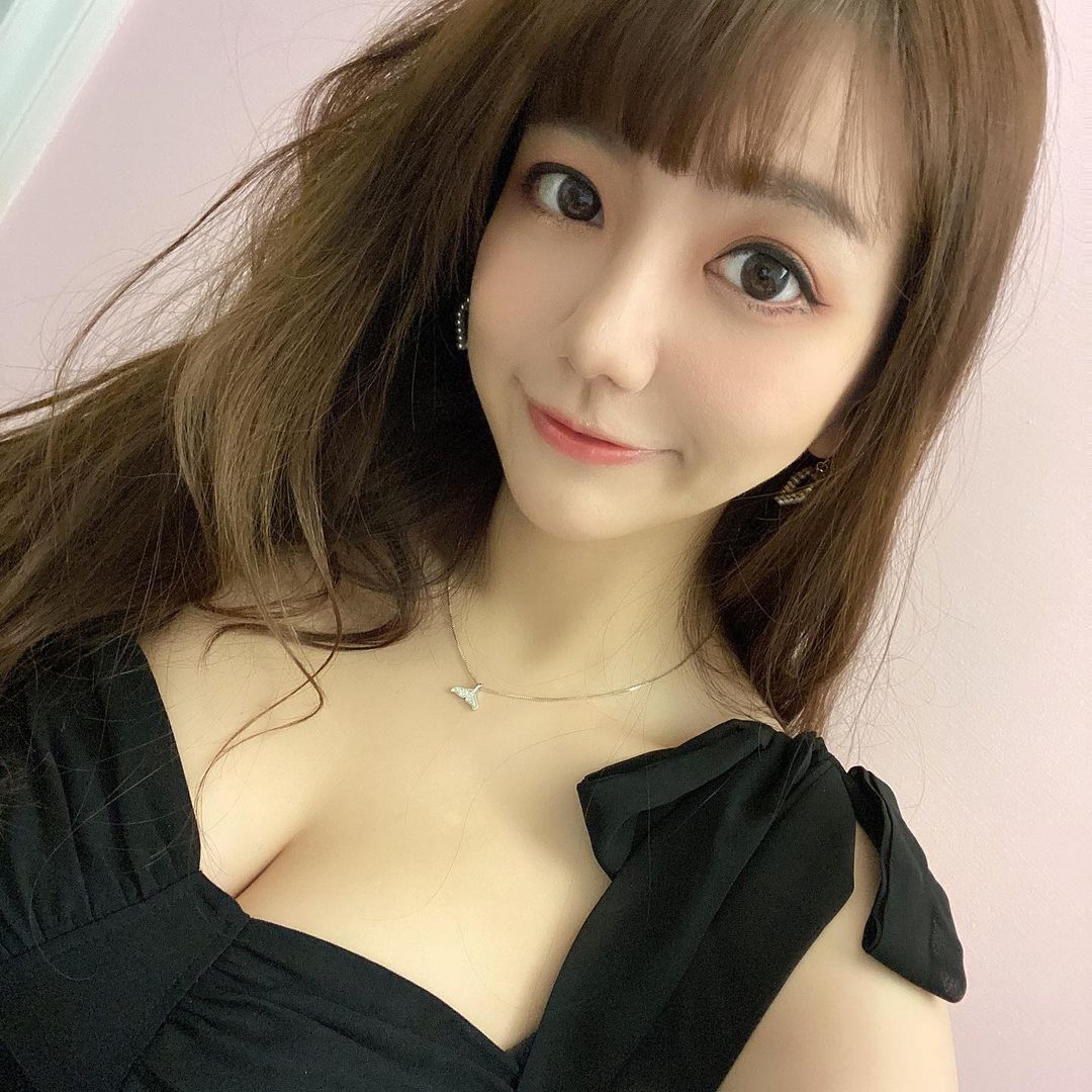 「大眼正妹OL」休假逛貓咪餐酒館，低胸襯衫炸出「豐滿雙球」!!!!~優熙 Yukina-第1章-图片12