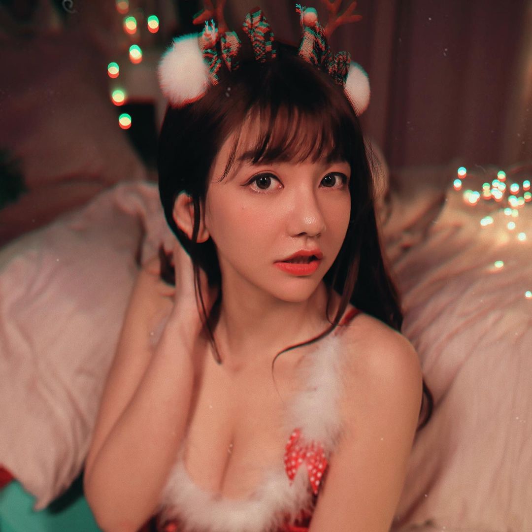 「大眼正妹OL」休假逛貓咪餐酒館，低胸襯衫炸出「豐滿雙球」!!!!~優熙 Yukina-第1章-图片14