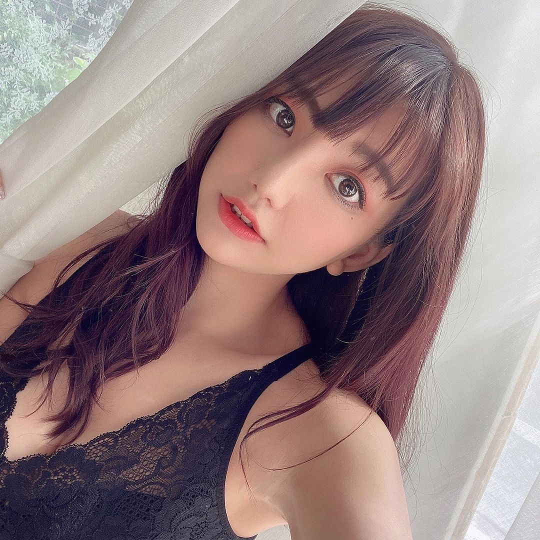 「大眼正妹OL」休假逛貓咪餐酒館，低胸襯衫炸出「豐滿雙球」!!!!~優熙 Yukina-第1章-图片15