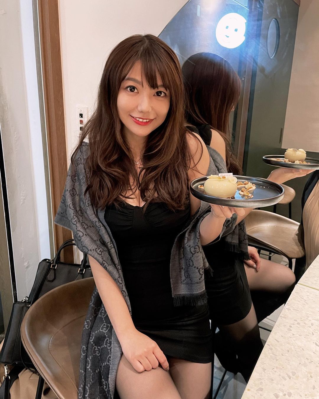 「大眼正妹OL」休假逛貓咪餐酒館，低胸襯衫炸出「豐滿雙球」!!!!~優熙 Yukina-第1章-图片17