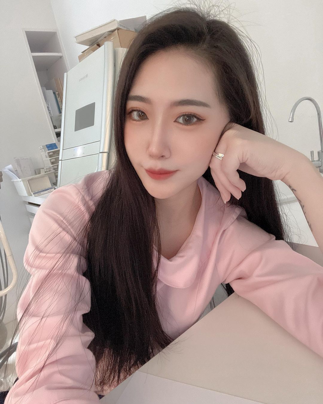 「辣妹護理師」身材太扯！美乳細腰還有「超猛馬甲線」，制服下前凸後翹不簡單啊～Yuna-第1章-图片12