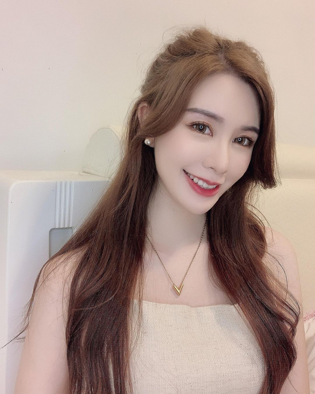 梨梨Jolly 「白皙美胸+勾魂臉蛋」 美得犯規-第1章-图片7