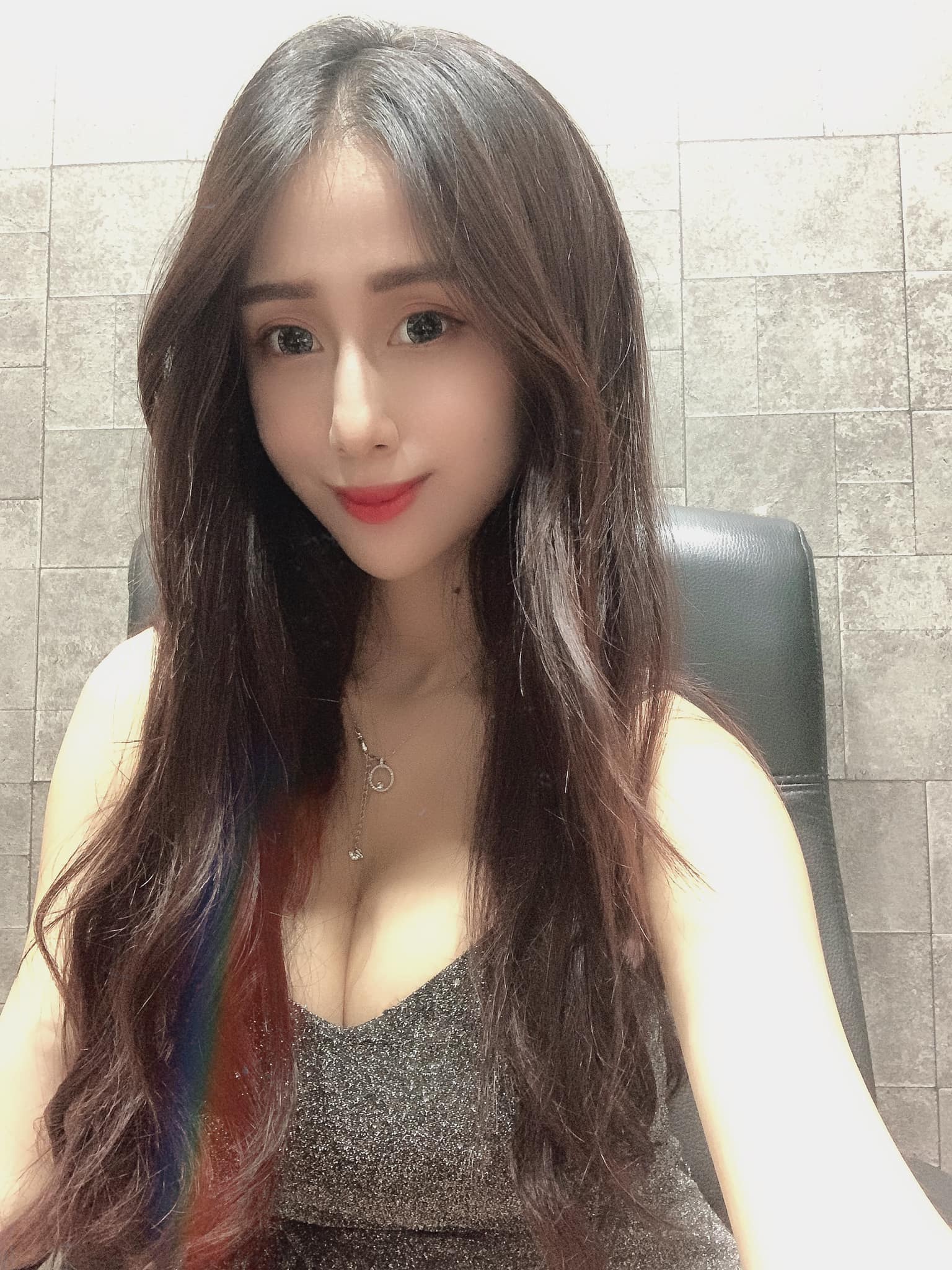 看起來氣質滿滿其實是位形象端莊的禮生，同時也是「性感舞者」、「接待 SG」-第1章-图片3