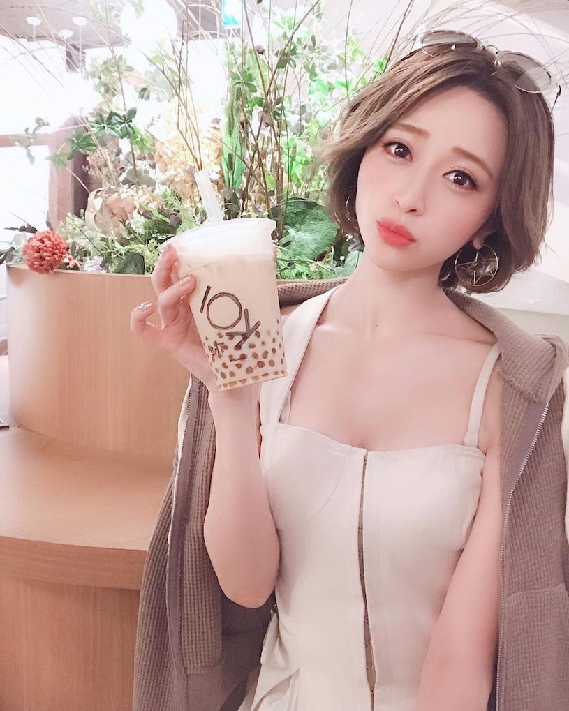 穿著比基尼在泳池裡玩水 笑起來的甜美畫面太讓人戀愛了~ぴろみん