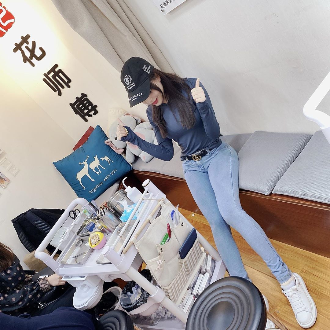 超兇猛的辣妹在逛賣場 若隱若現的亮點直接讓人看完噴爆鼻血~芝芝Booty