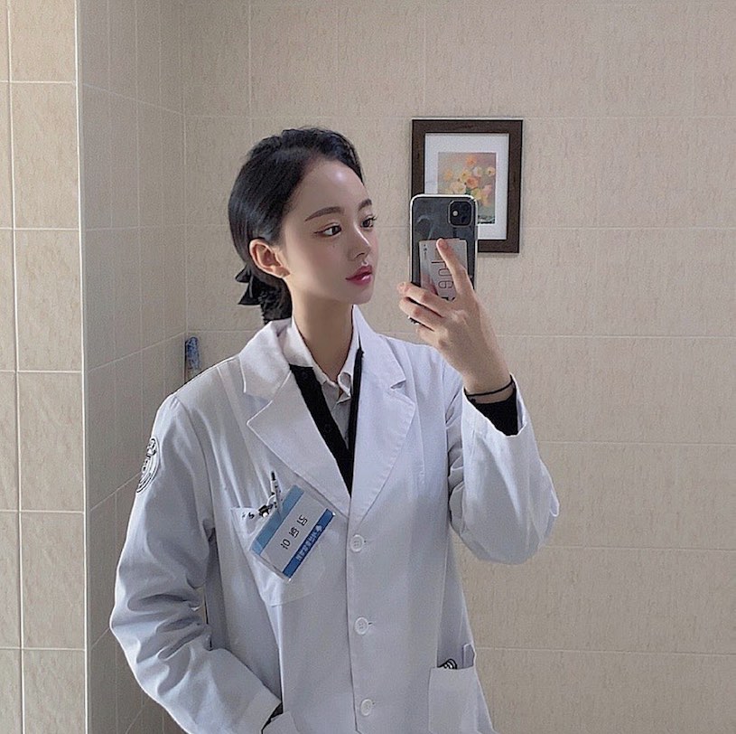 平時是穿著制服的女醫生 下班後就變成超誘惑美乳正妹~김현아