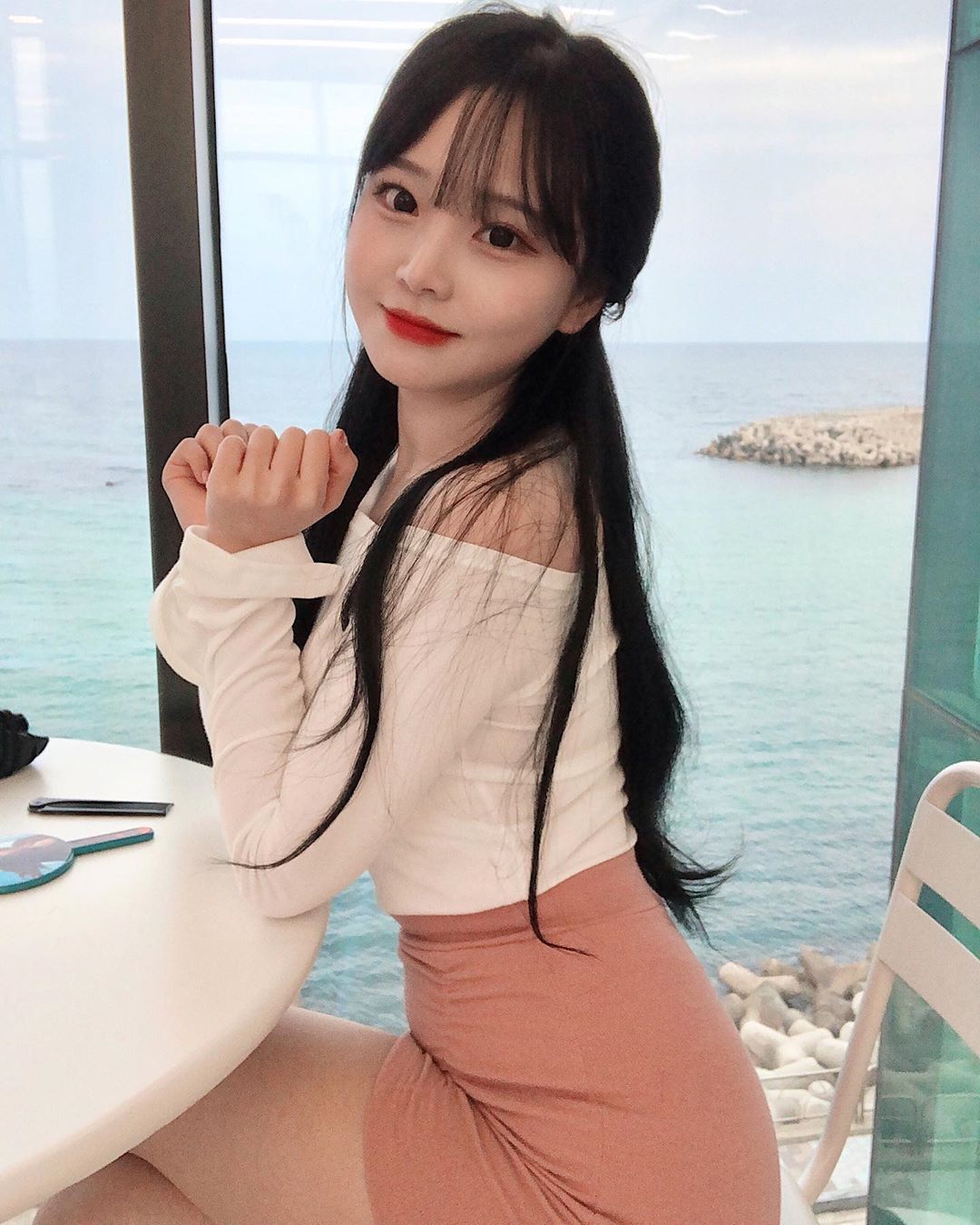 緊緻的身材都會被服裝給完美包覆 胸前的車頭燈更是超級搶鏡~박민정