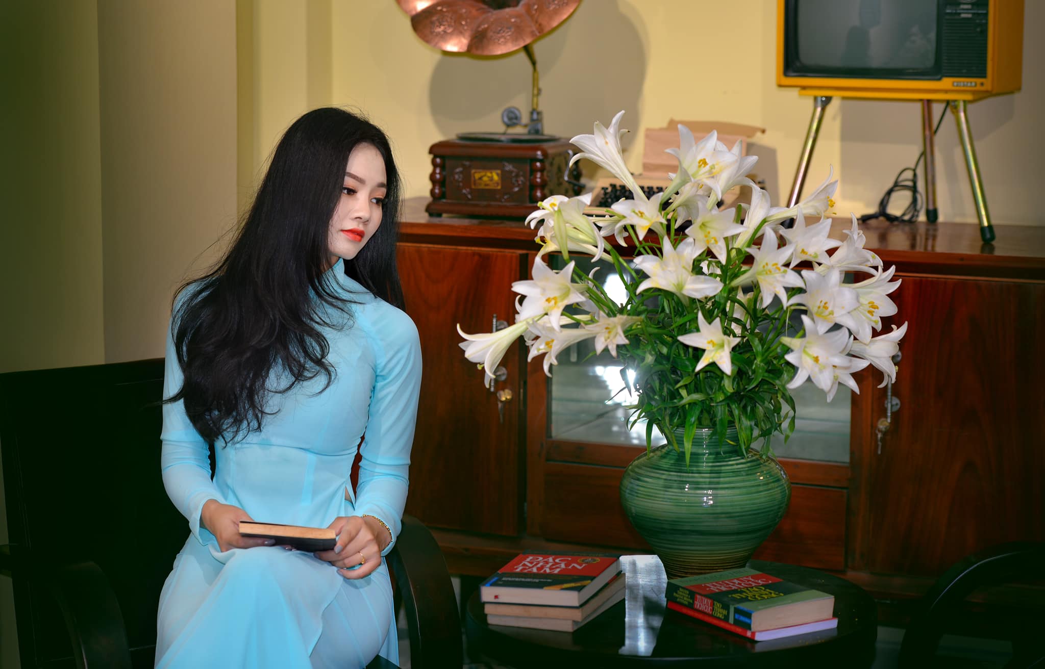 窗戶旁邊的繆斯女神DinhVanLinh