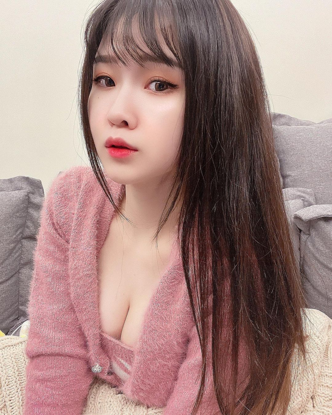 正妹會計邱邱 飽滿身材「襯衫快爆開」-第1章-图片2