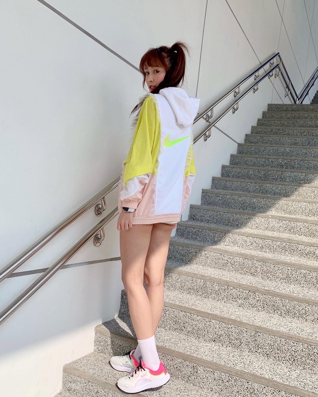 混血啦啦隊女神 Julie尹樂 那雙峰跟美腿可是不容小覷-第1章-图片6