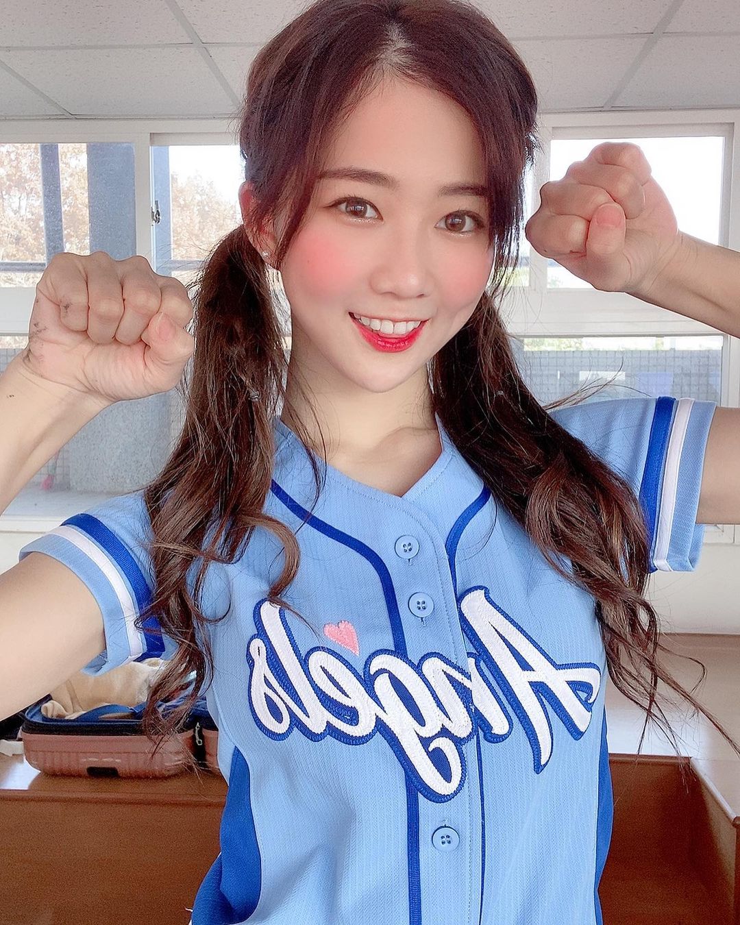 秀秀子Emily 長相甜美!制服裡身材超兇-第1章-图片2