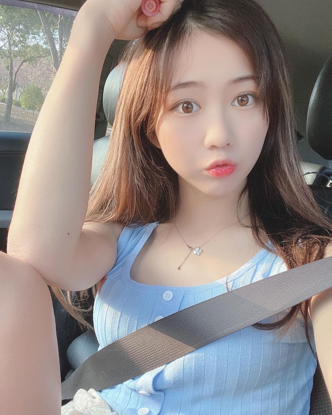 秀秀子Emily 長相甜美!制服裡身材超兇-第1章-图片9