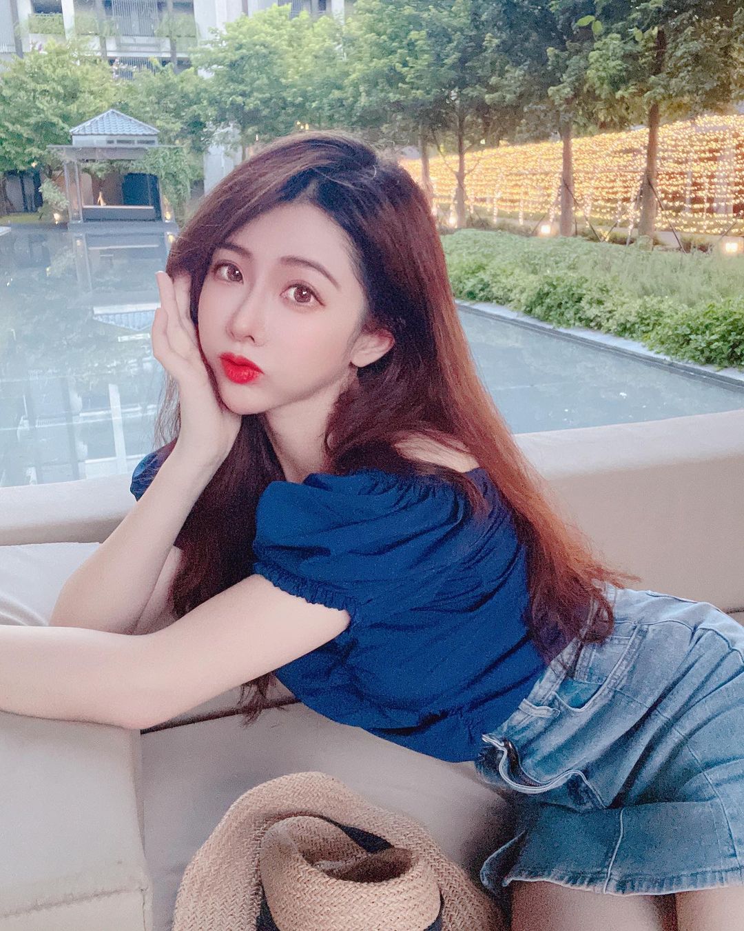 李馨 電眼好勾人 「深邃的事業線」太顯眼了!-第1章-图片24