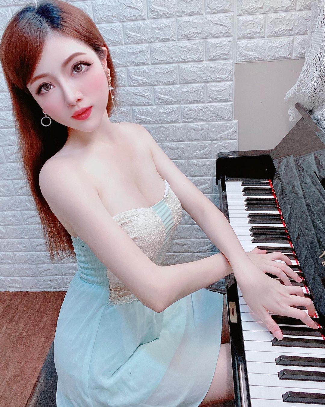 長腿巨乳音樂系女神 吳昱萱-第1章-图片12