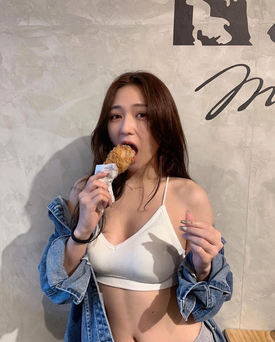 氣質美女 徐恩 深V雪乳炸出網暴動-第1章-图片21