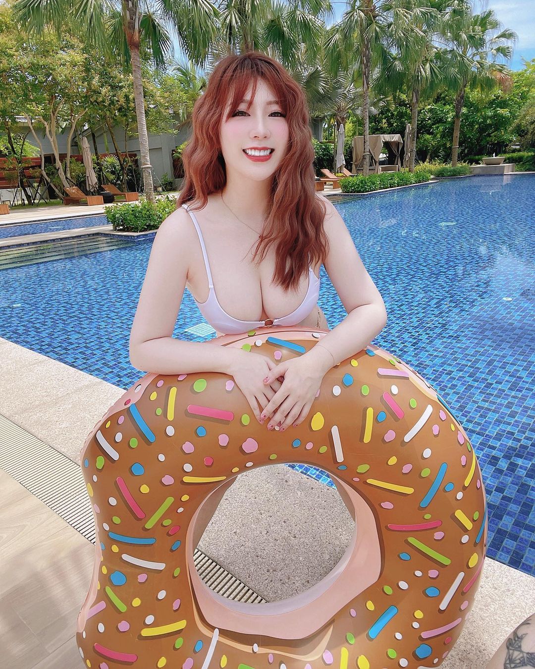 婕涵有著魔鬼的火辣身材 藏不住的白皙豪乳 視覺畫面真兇-第1章-图片2