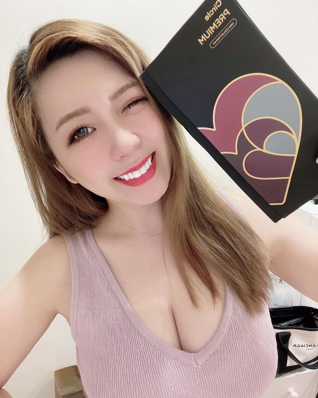 婕涵有著魔鬼的火辣身材 藏不住的白皙豪乳 視覺畫面真兇-第1章-图片11