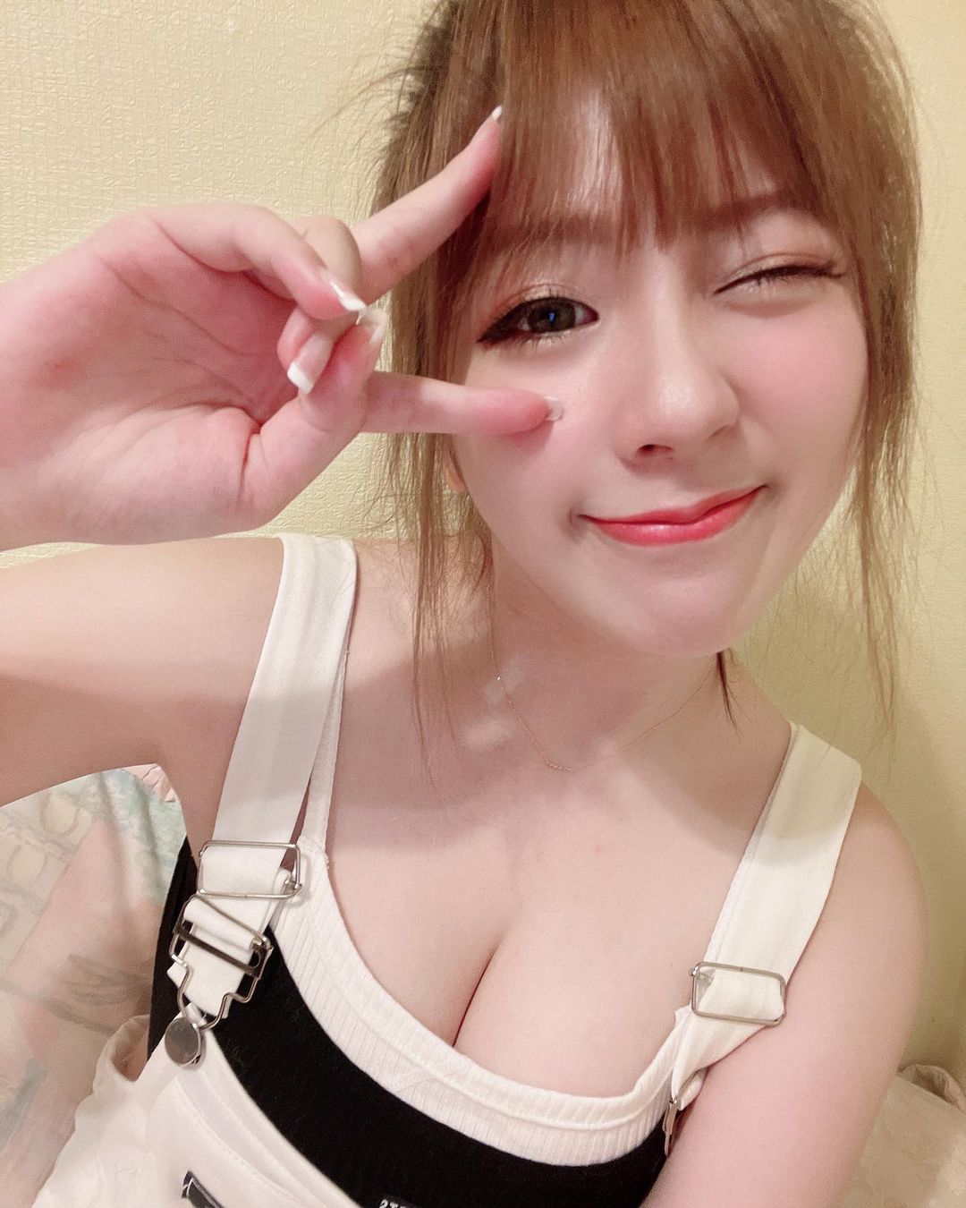 婕涵有著魔鬼的火辣身材 藏不住的白皙豪乳 視覺畫面真兇-第1章-图片18