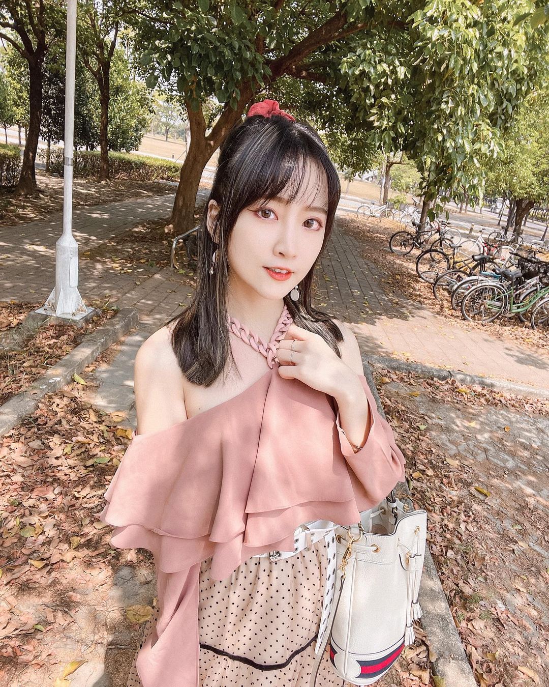 超高顏值+修長美腿 讓人無法自拔 彤兒-第1章-图片1