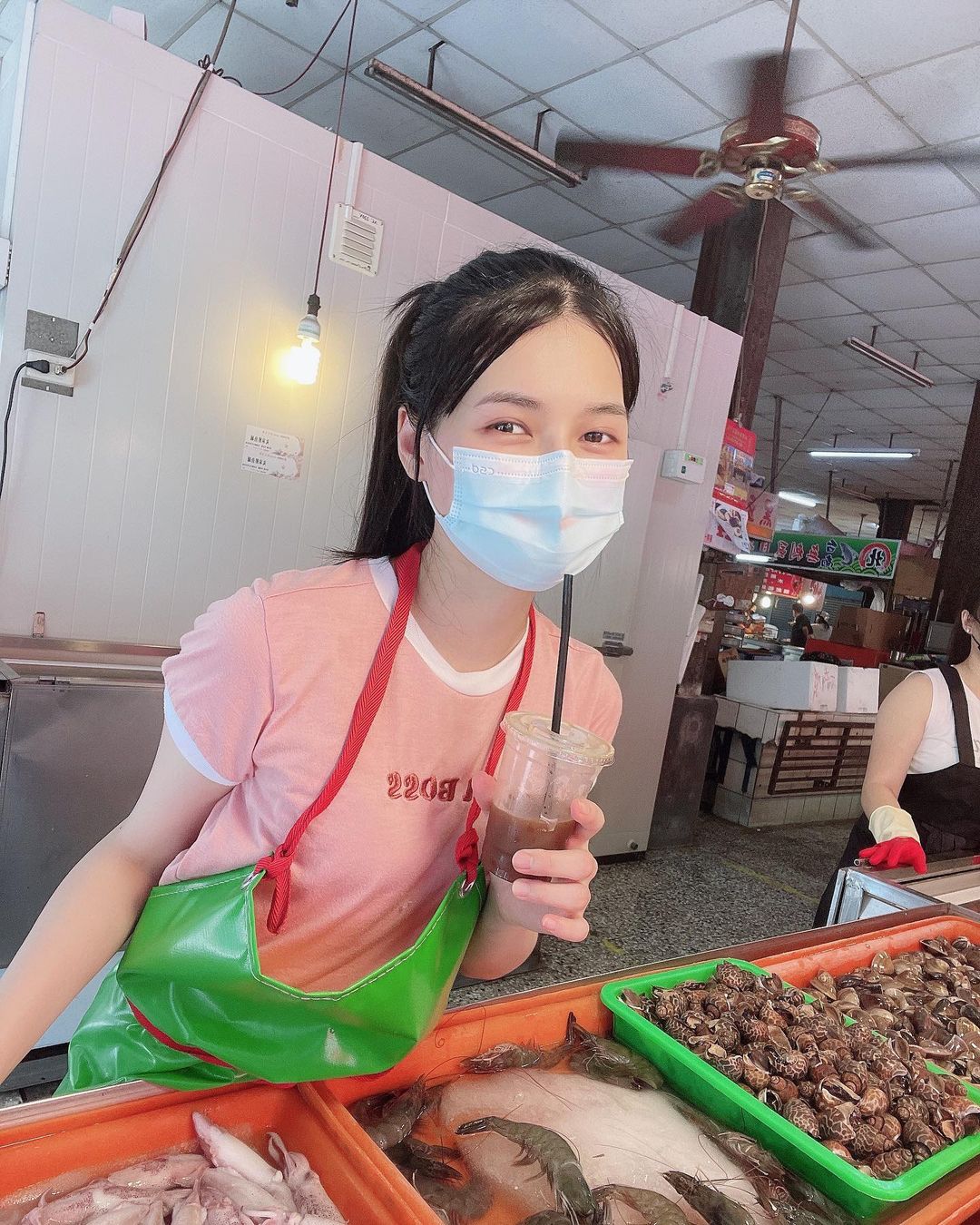 史上最正賣海鮮的氣質正妹劉心語 網友暴動每天準時去買魚-第1章-图片4